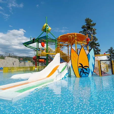 Nevis & Aqua Park Üdülőközpont Napospart