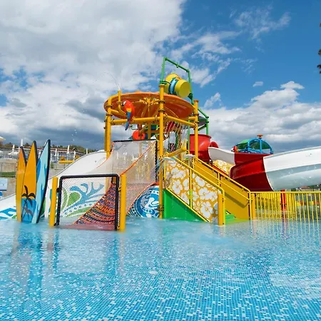 Nevis & Aqua Park Üdülőközpont Napospart