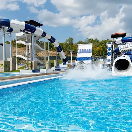 Üdülőközpont Nevis & Aqua Park